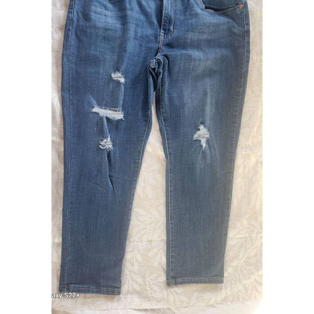 52  Levi's boyfriend distressed cut medium wash classic ankle skinny jeans